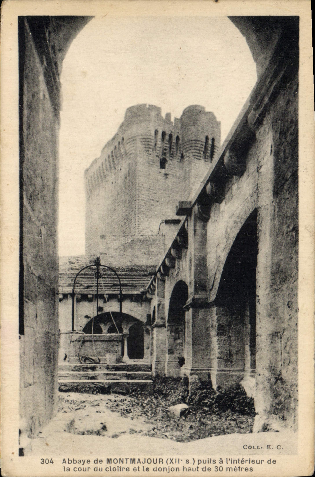 CPA Abbaye de Montmajour puits a l'interieur de la cour du cloitre et le donjon