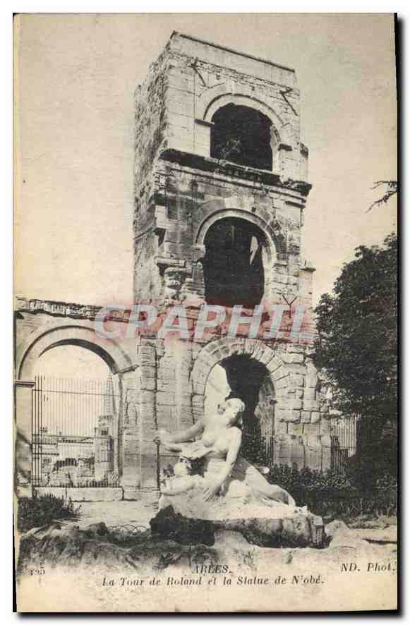 Arles. La Tour de Roland et la Statue de Niobé — ND. Phot.