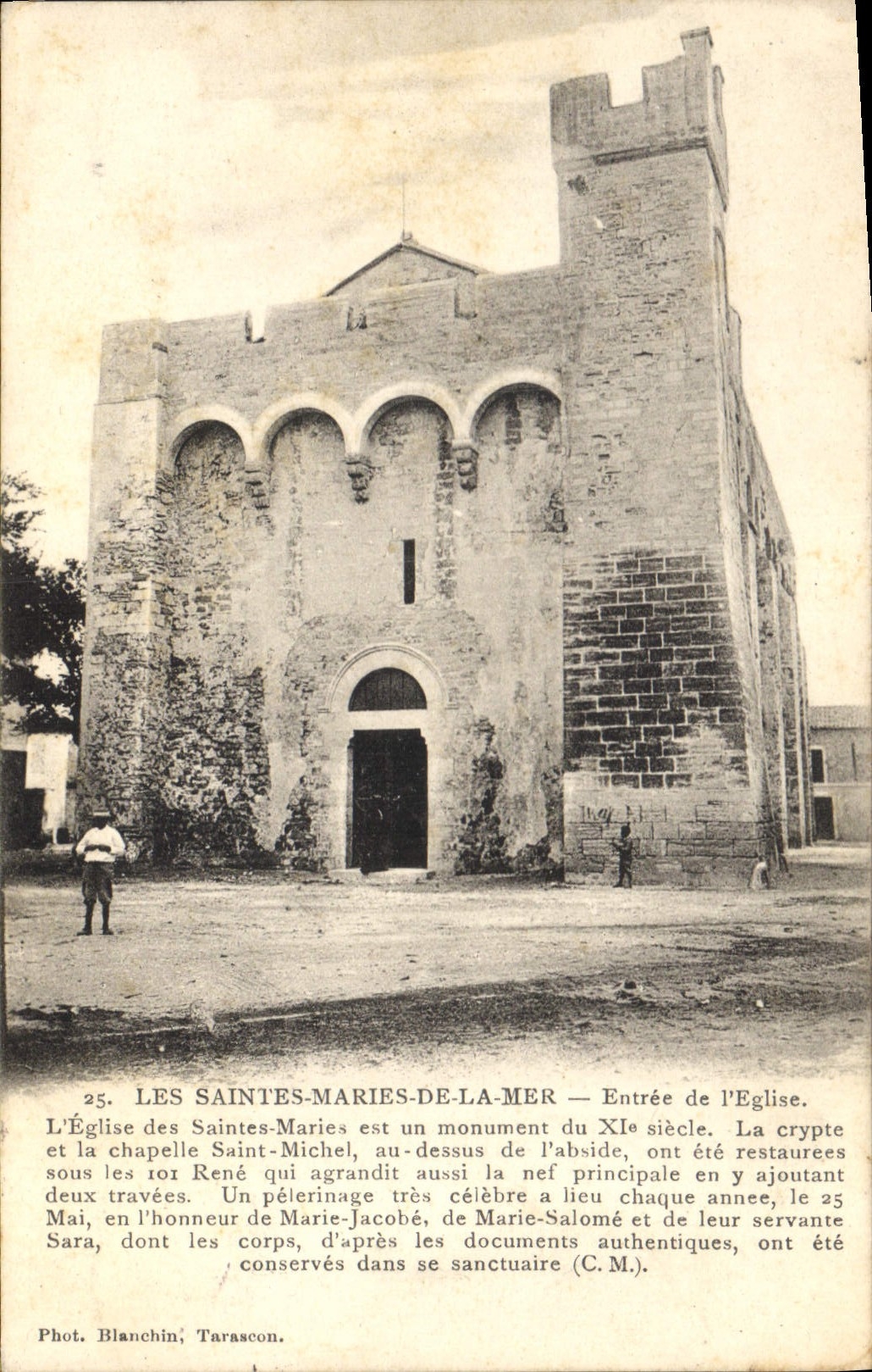 Les Saintes-Maries-de-la-Mer — Entrée de l'église — Phot. Blanchin, Tarascon