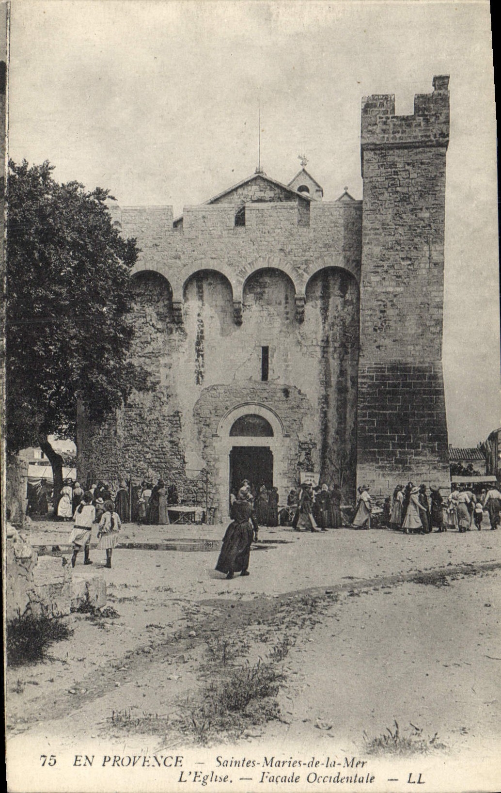 Saintes-Maries-de-la-Mer — Façade Occidentale de l'église — LL