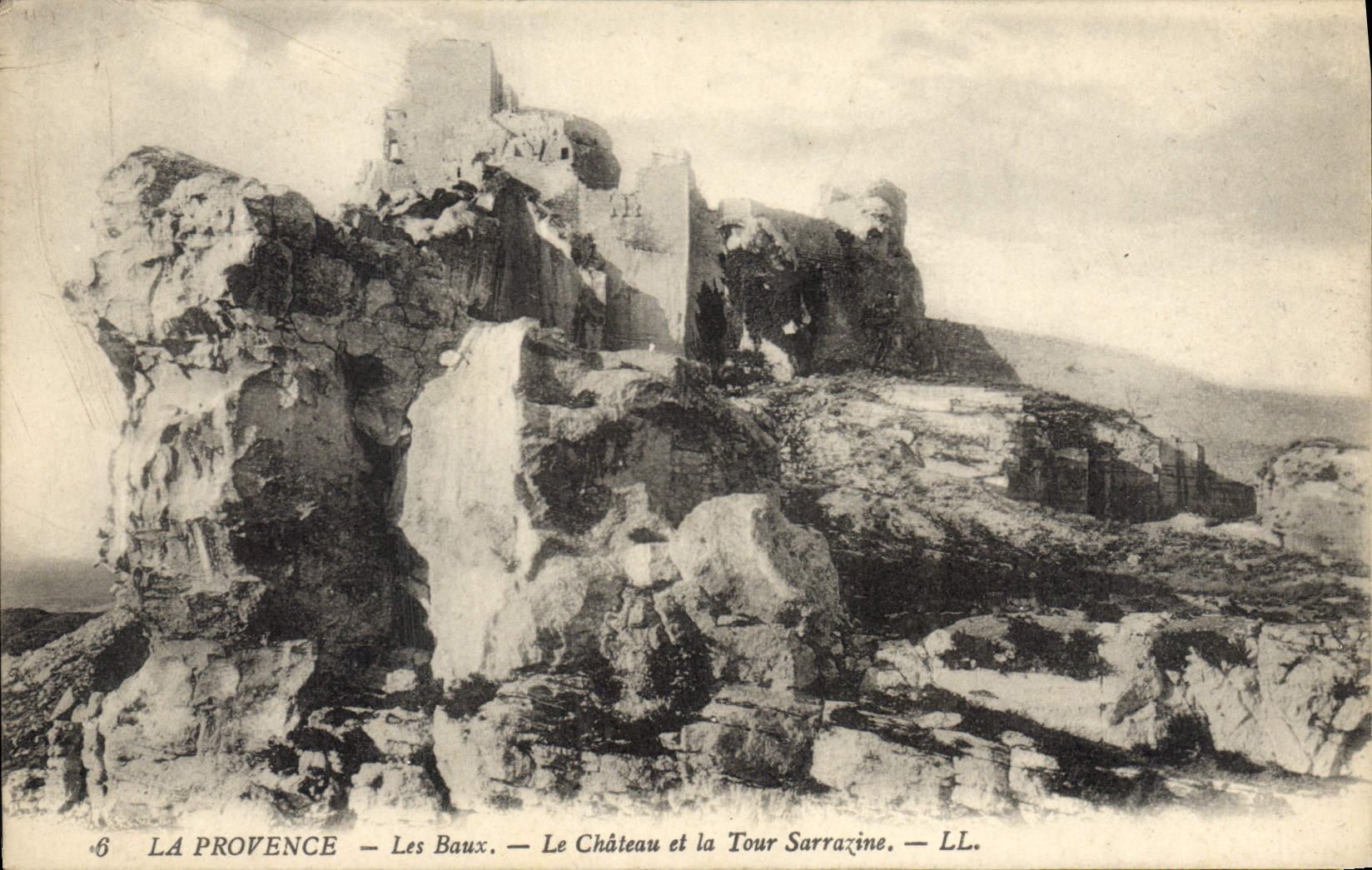 CPA La Provence Les Baux Le Chateau et le Tour Sarrazine 