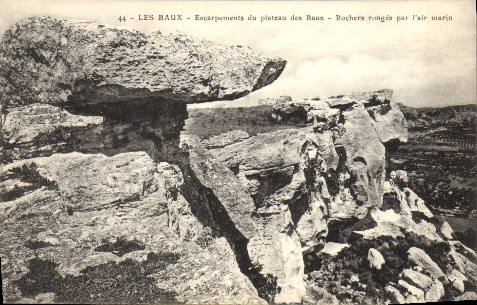 Les Baux - Escarpements du plateau des Baux - Rochers rongés par l'air marin — n°44