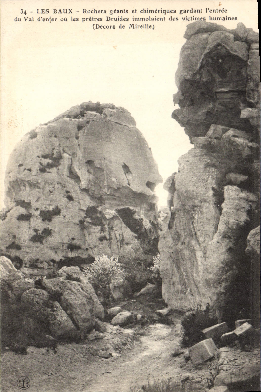 Les Baux - Rochers géants et chimériques gardant l'entrée du Val d'enfer où les prêtres druides immolaient des victimes humaines (Décors de Mireille)