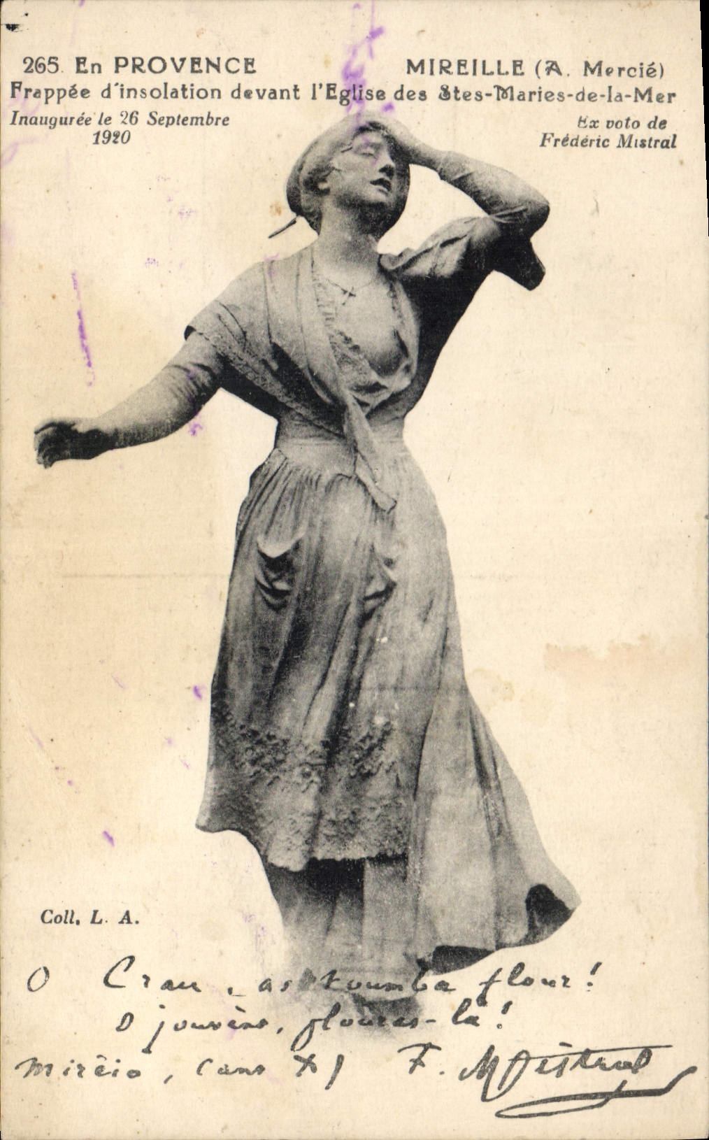 Statue von Mireille (A. Mercié) — eingeweiht am 26. September 1920 — vor der Kirche der Saintes-Maries-de-la-Mer