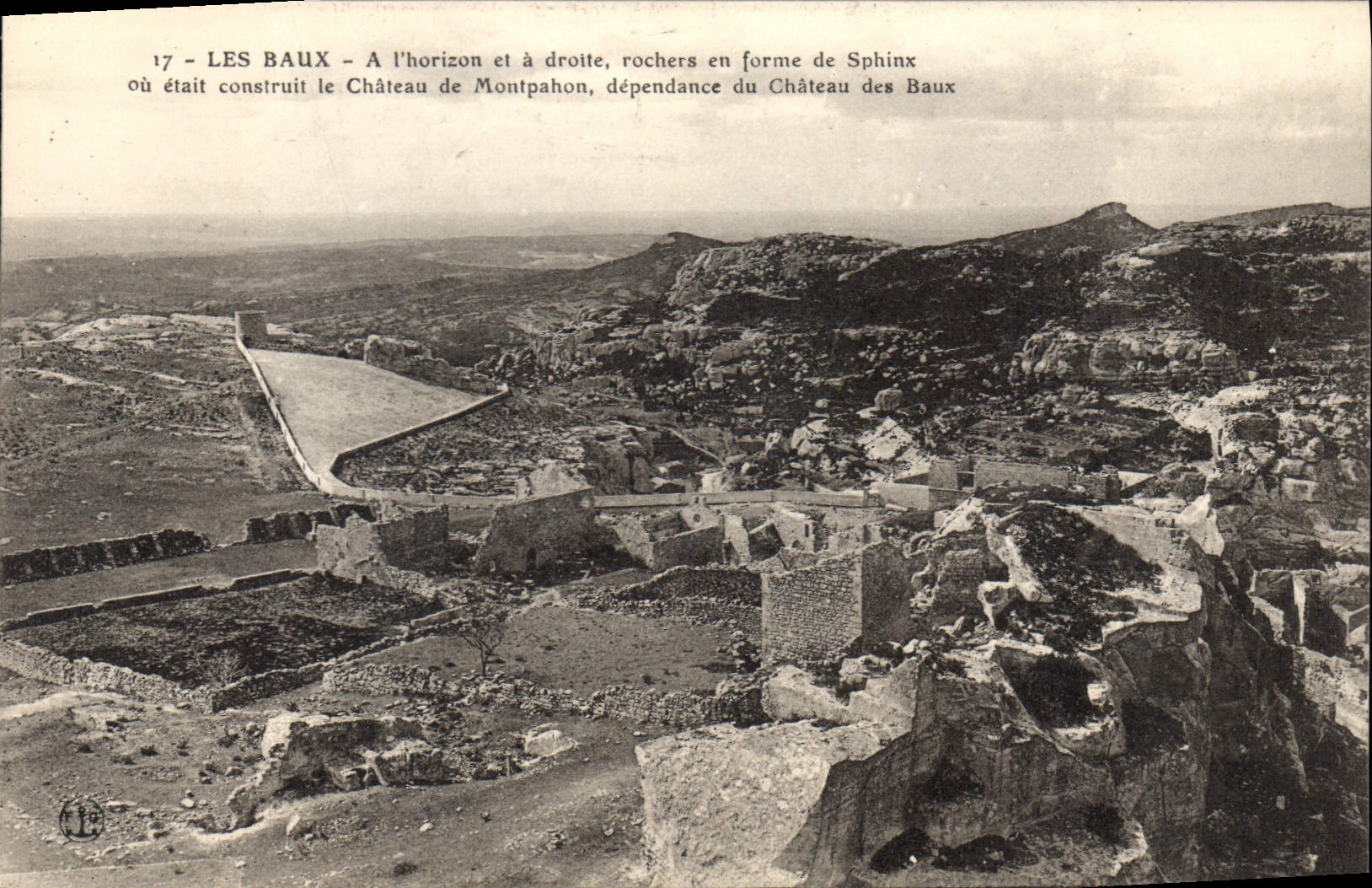 Les Baux - Vue panoramique avec rochers en forme de Sphinx et ruines du château