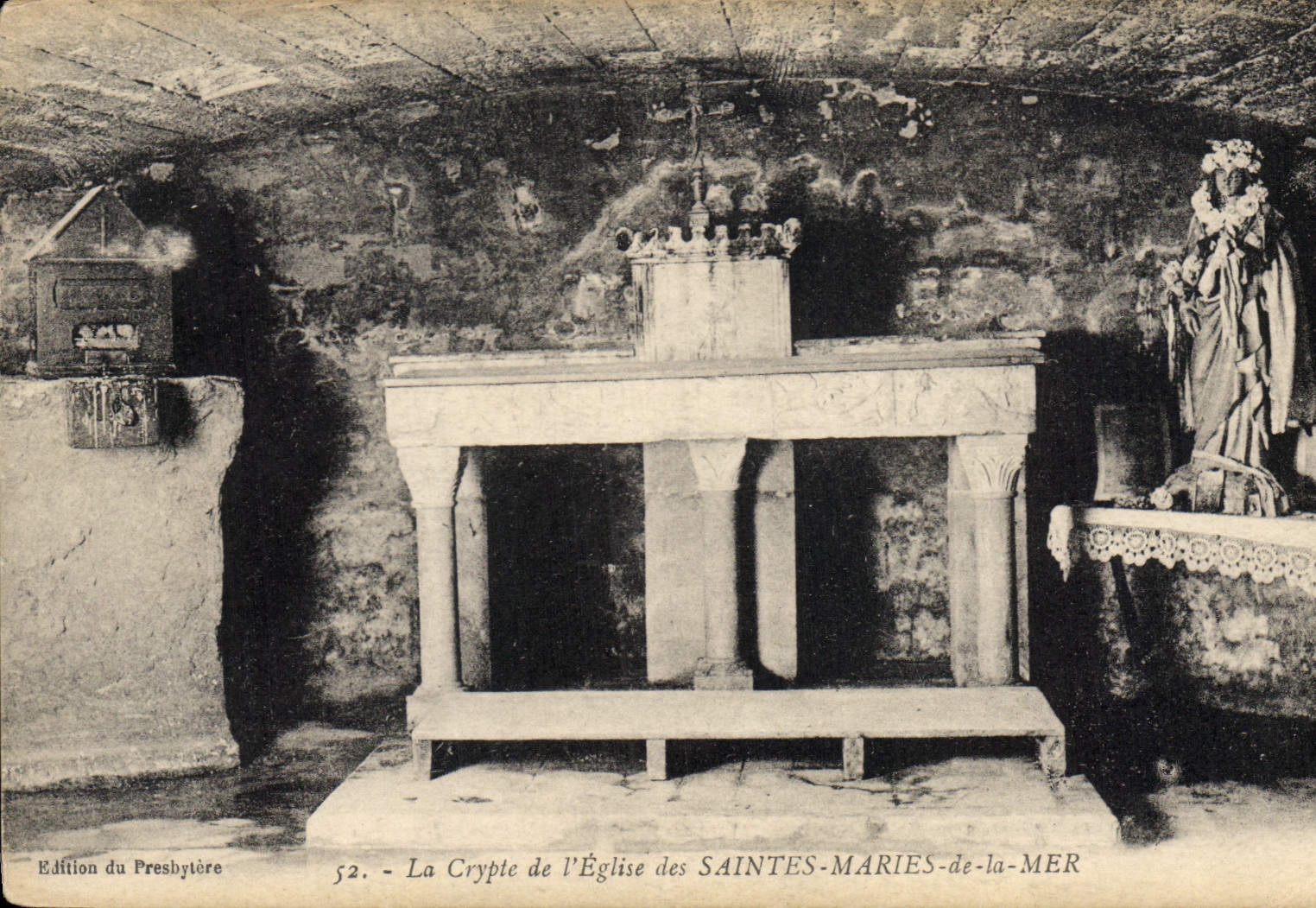 CPA La Crypte de l'Eglise des Saintes Maries de la Mer 