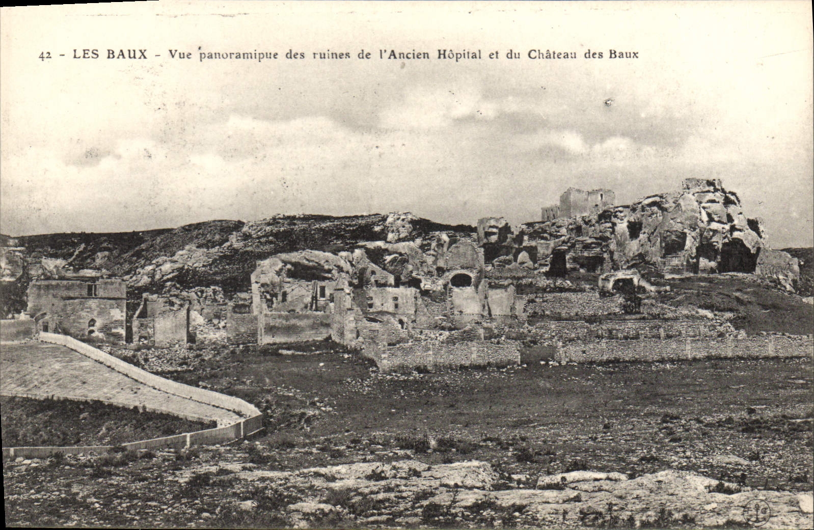 Les Baux - Vue panoramique des ruines de l'Ancien Hôpital et du Château des Baux