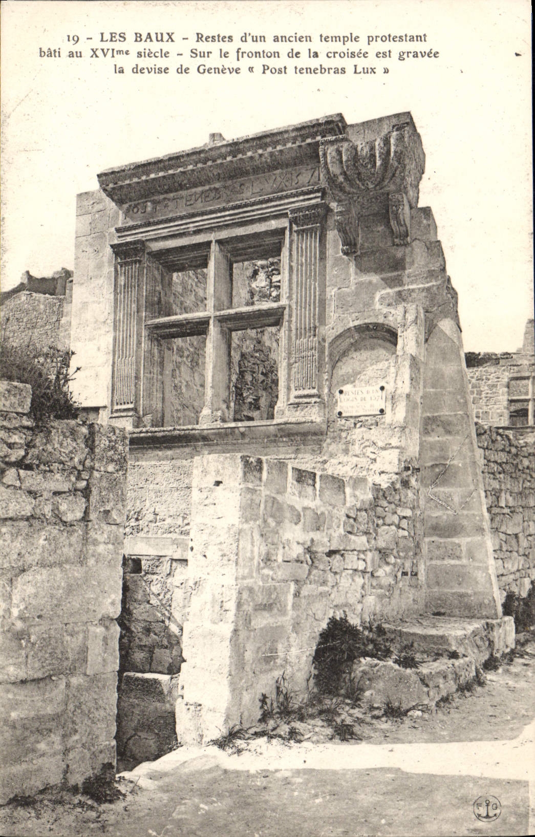 Les Baux - Restes d'un ancien temple protestant - bâti au XVIème siècle - devise gravée « Post tenebras Lux »