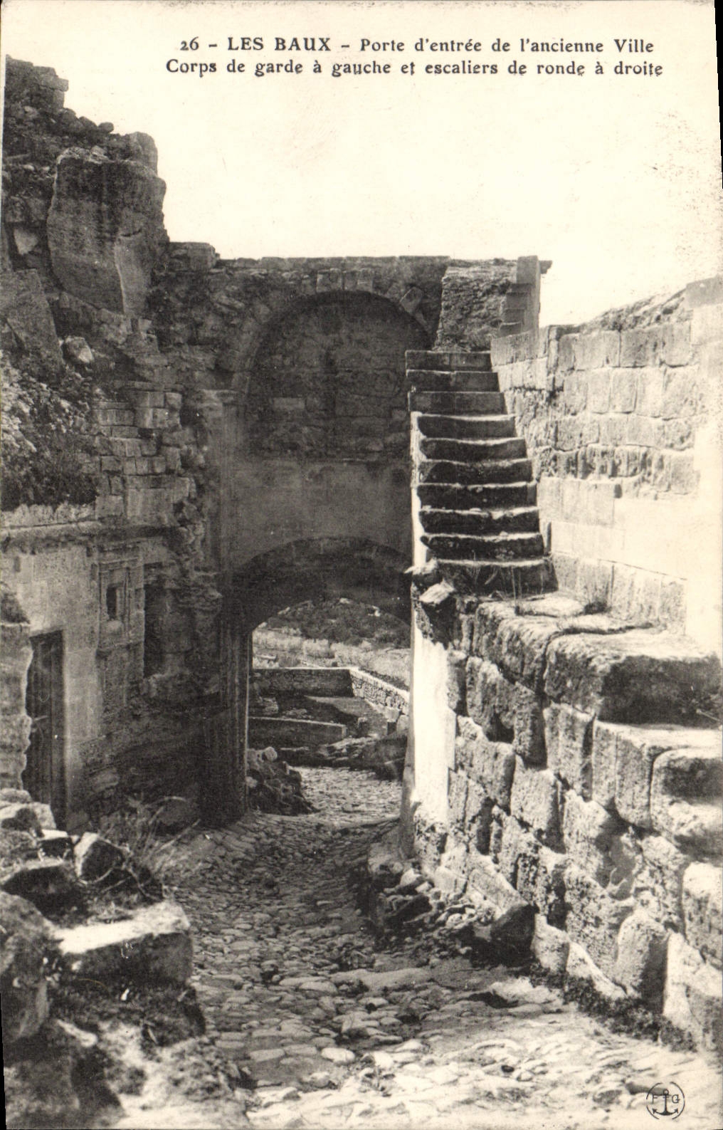 Les Baux - Porte d'entrée de l'ancienne Ville — Corps de garde à gauche, escaliers de ronde à droite — n°26