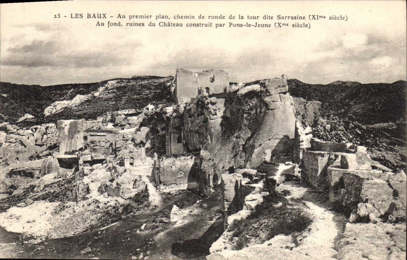Les Baux - Chemin de ronde de la tour dite Sarrasine (XIe siècle) — Ruines du château construit par Pons-le-Jeune (XIIe siècle)
