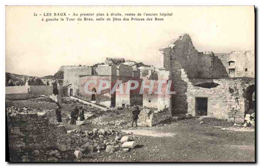 CPA Les Baux Au premier plan a droite restes de l'ancien hopital a gauche la Tour du Brau salle de f