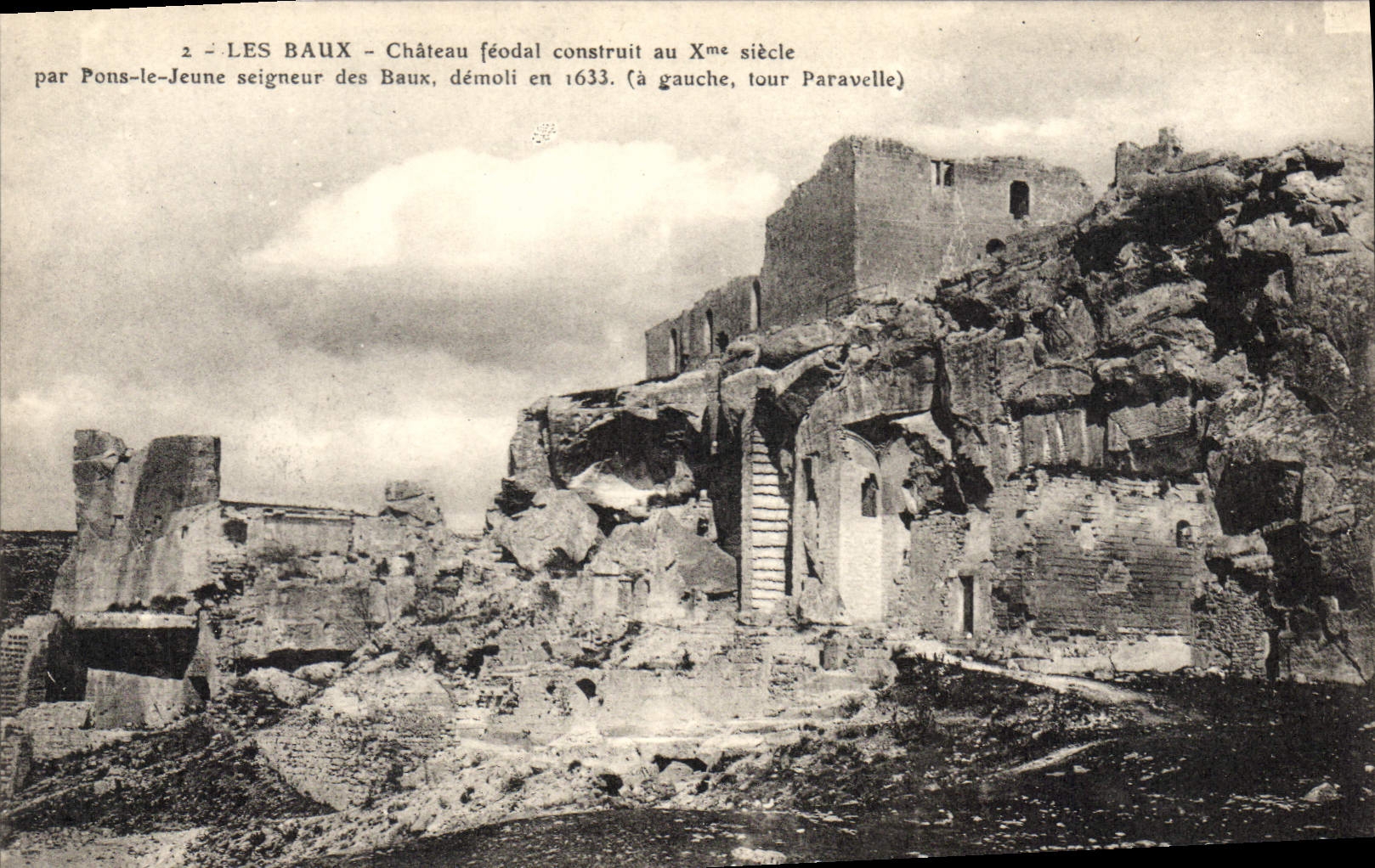 Les Baux - Château féodal construit au Xme siècle par Pons-le-Jeune seigneur des Baux, démoli en 1633 (à gauche, tour Paravelle)