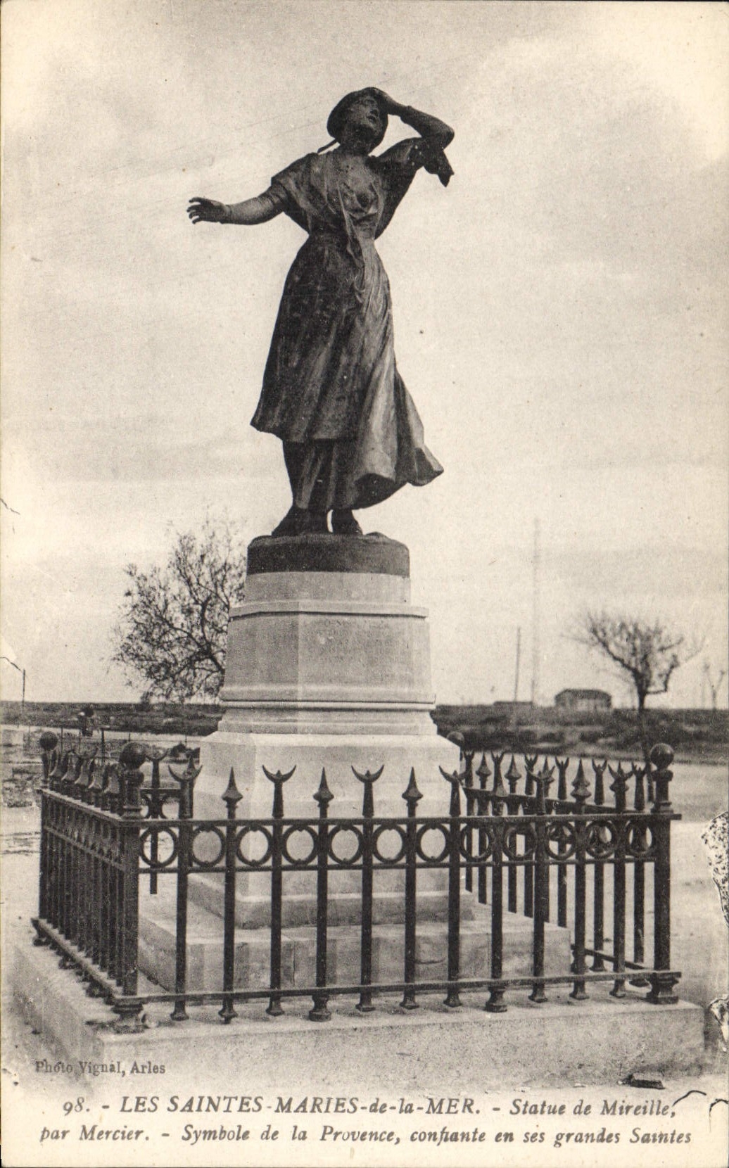 Les Saintes-Maries-de-la-Mer — Statue de Mireille par Mercier — Photo Vignal, Arles, n°98