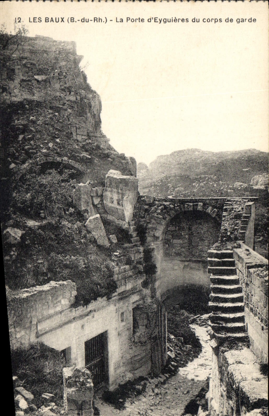 Les Baux (B.-du-Rh.) — La Porte d'Eyguières du corps de garde — n°12