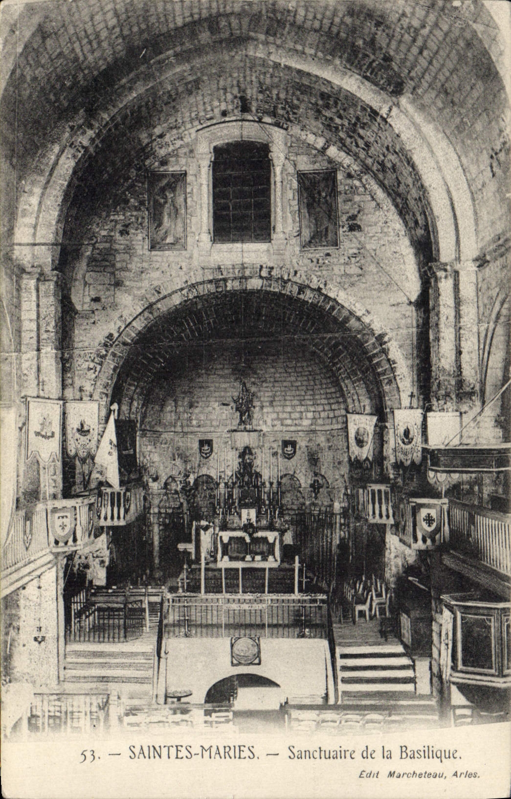 Saintes-Maries — Sanctuaire de la Basilique — Edit Marcheteau, Arles