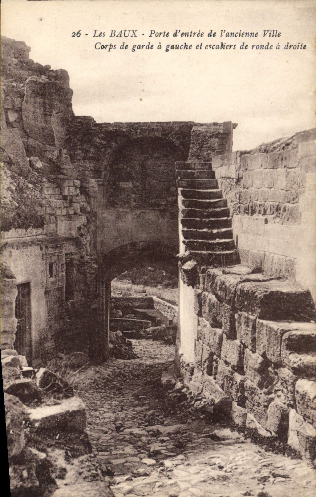 Les BAUX - Porte d'entrée de l'ancienne Ville — Corps de garde à gauche et escaliers de ronde à droite