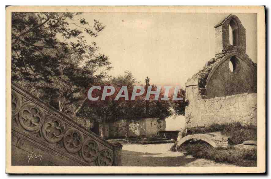CPA Les Baux B du R place de l'eglise et Chapelle des Penitents XVI siecle 