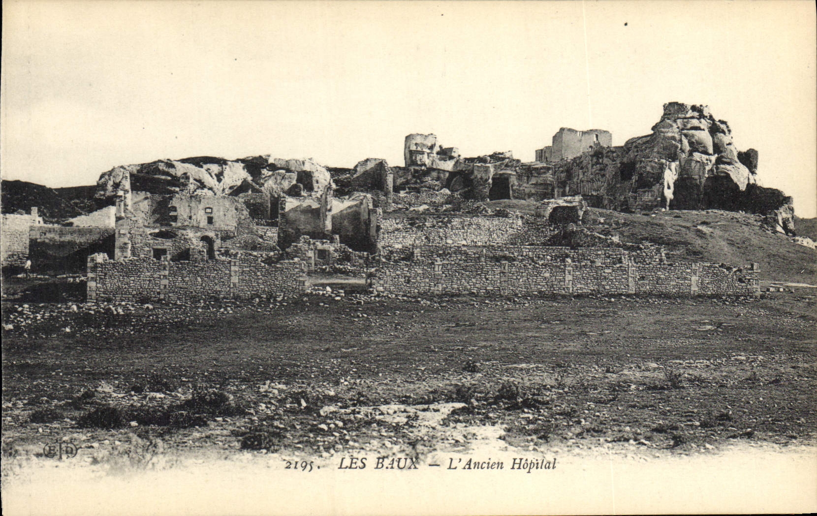 Lès Baux — L'Ancien Hôpital — Éditeur C.D. n°2195