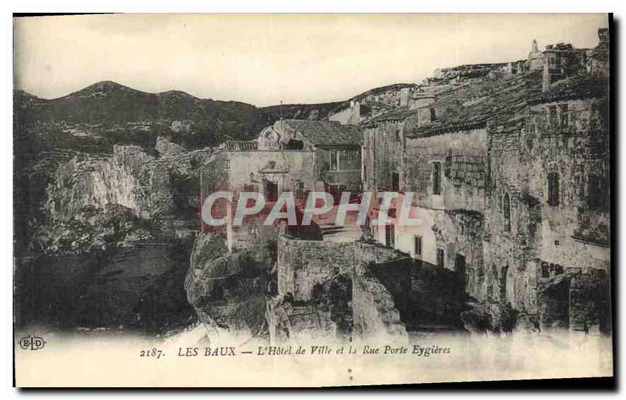 LES BAUX — L'Hôtel de Ville et la Rue Porte Eygières — Éditeur E.D. n°2187