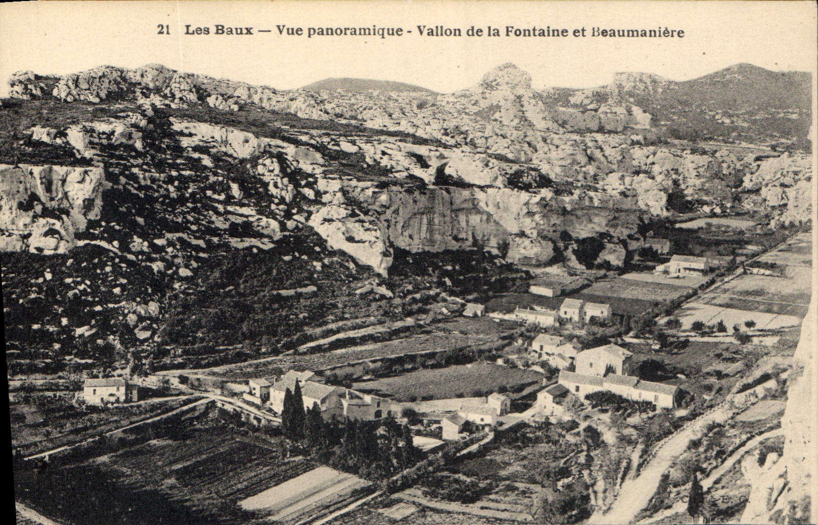 Les Baux — Vue panoramique — Vallon de la Fontaine et Beaumanière