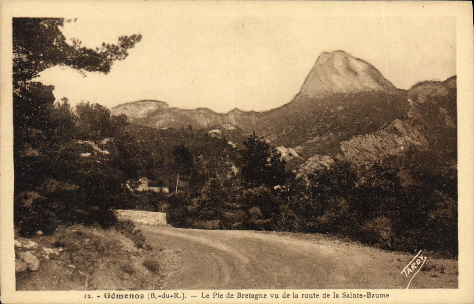 CPA Gemenos B du R le Pic de Bretagne vu de la route de la Sainte Baume 