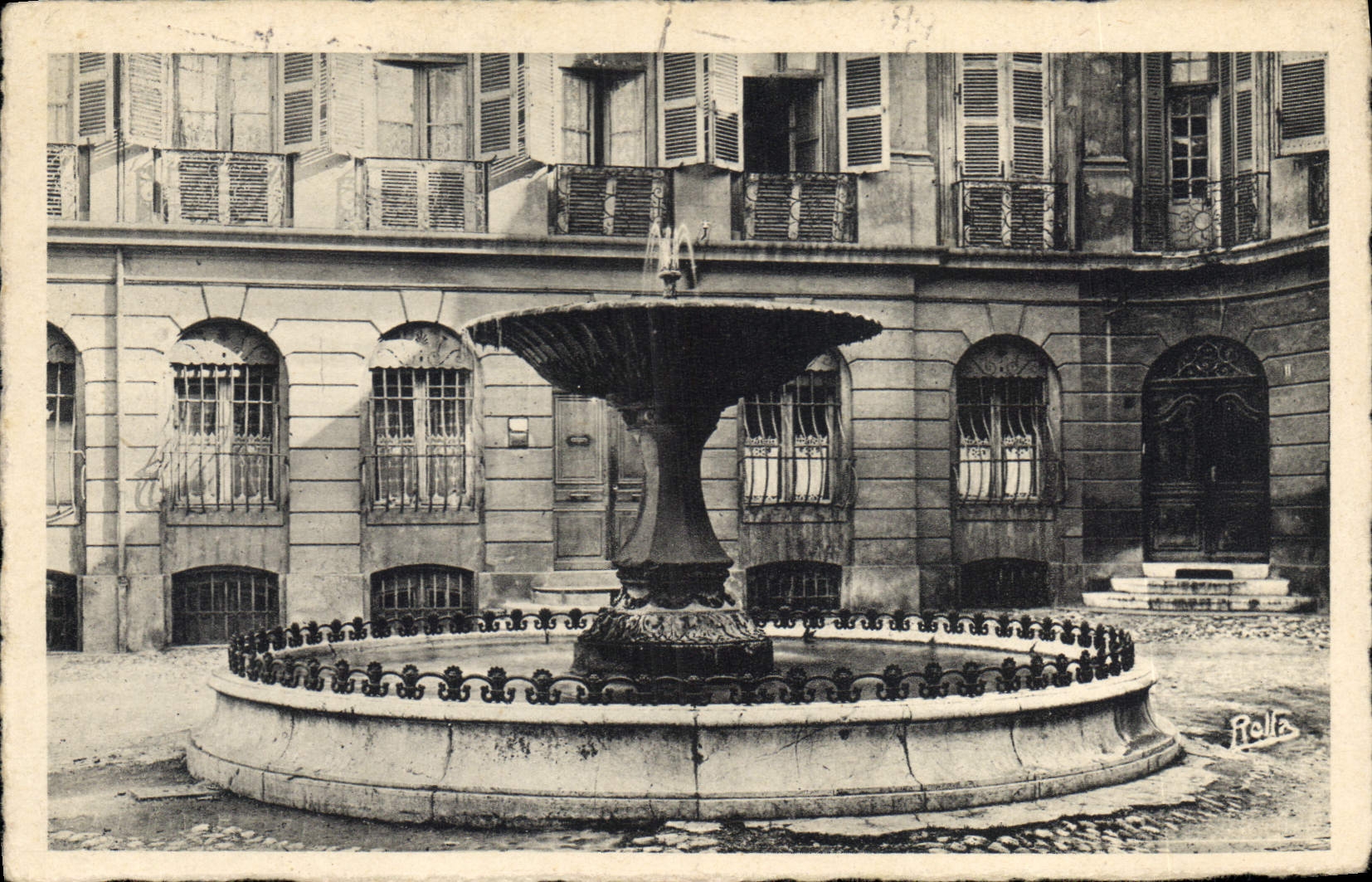 Place d'Albertas — Aix-en-Provence — Rolle
