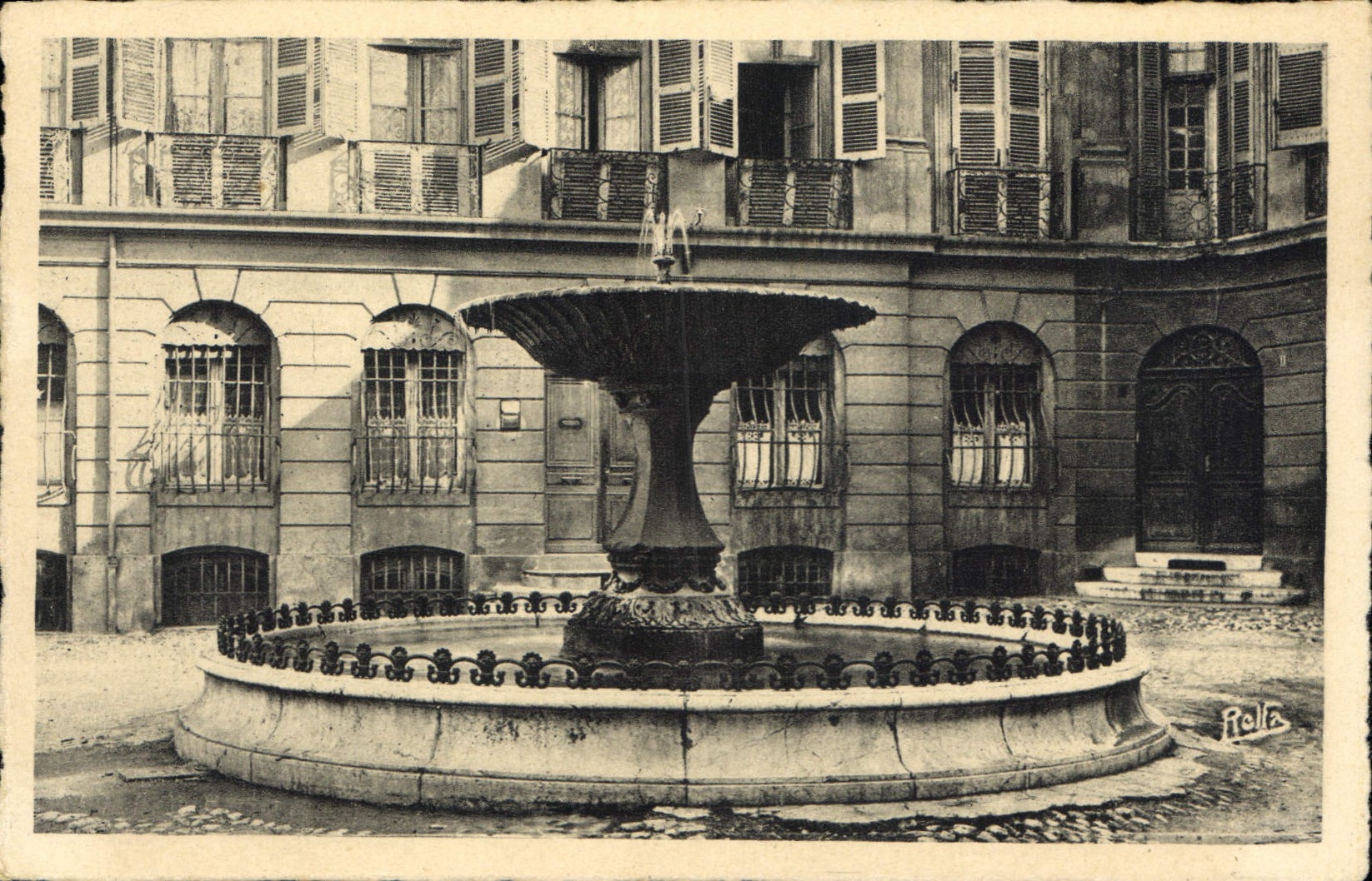 Aix-en-Provence — Place d'Albertas — Rolta