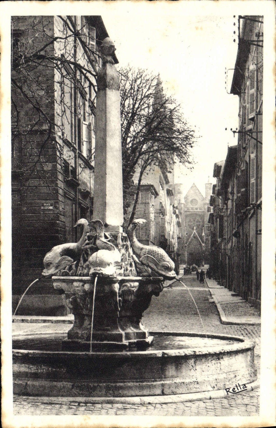 Aix-en-Provence — La Fontaine des Quatre-Dauphins (1667) et l'Église Saint-Jean de Malte — Nella