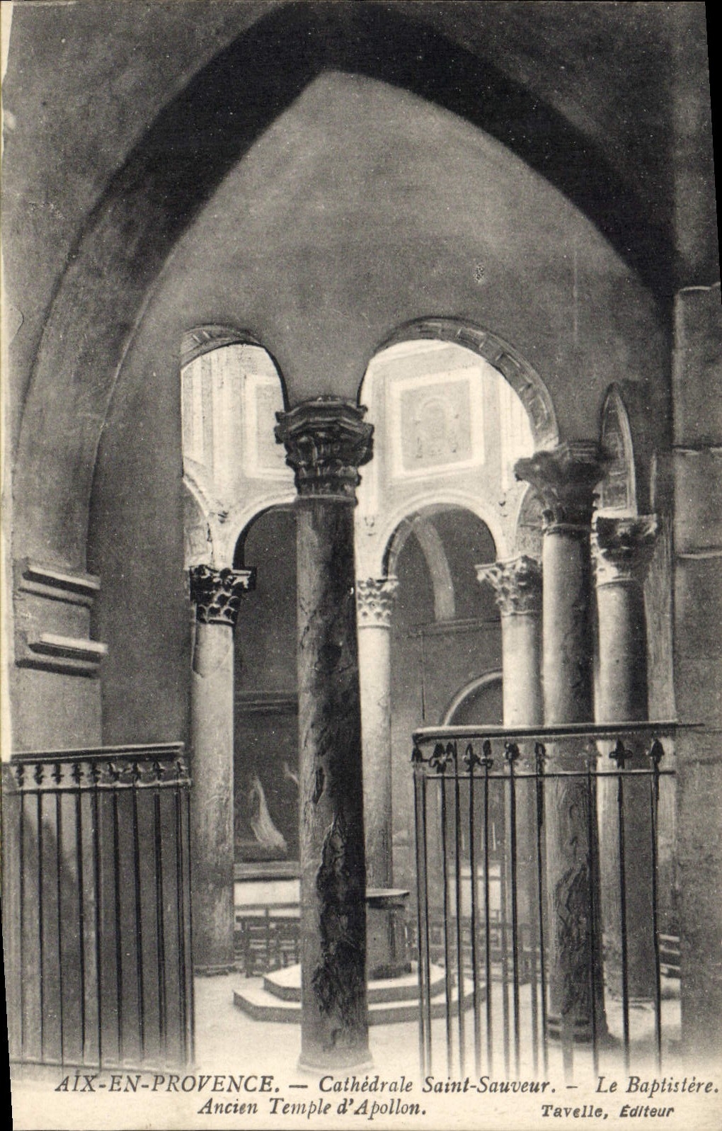 CPA Aix en Provence cathedrale St Sauveur le Baptistere ancien Temple d'Apollon 