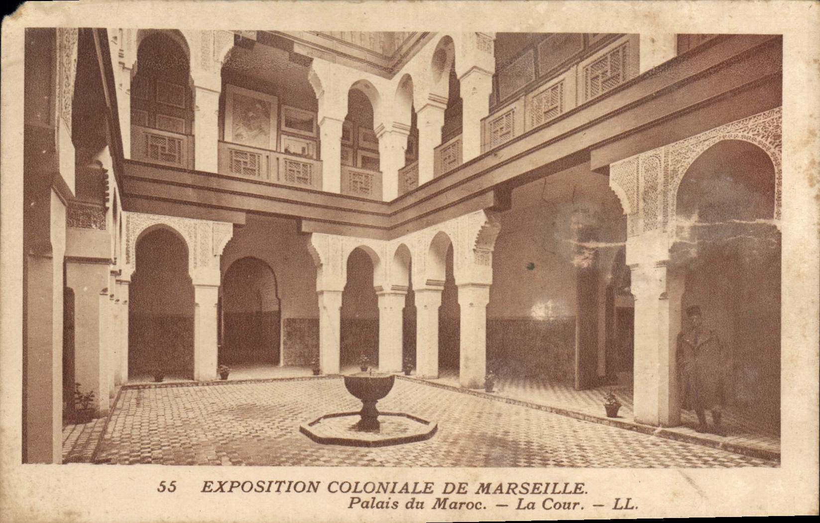 CPA Exposition Coloniale de Marseille palais du Maroc la cour 