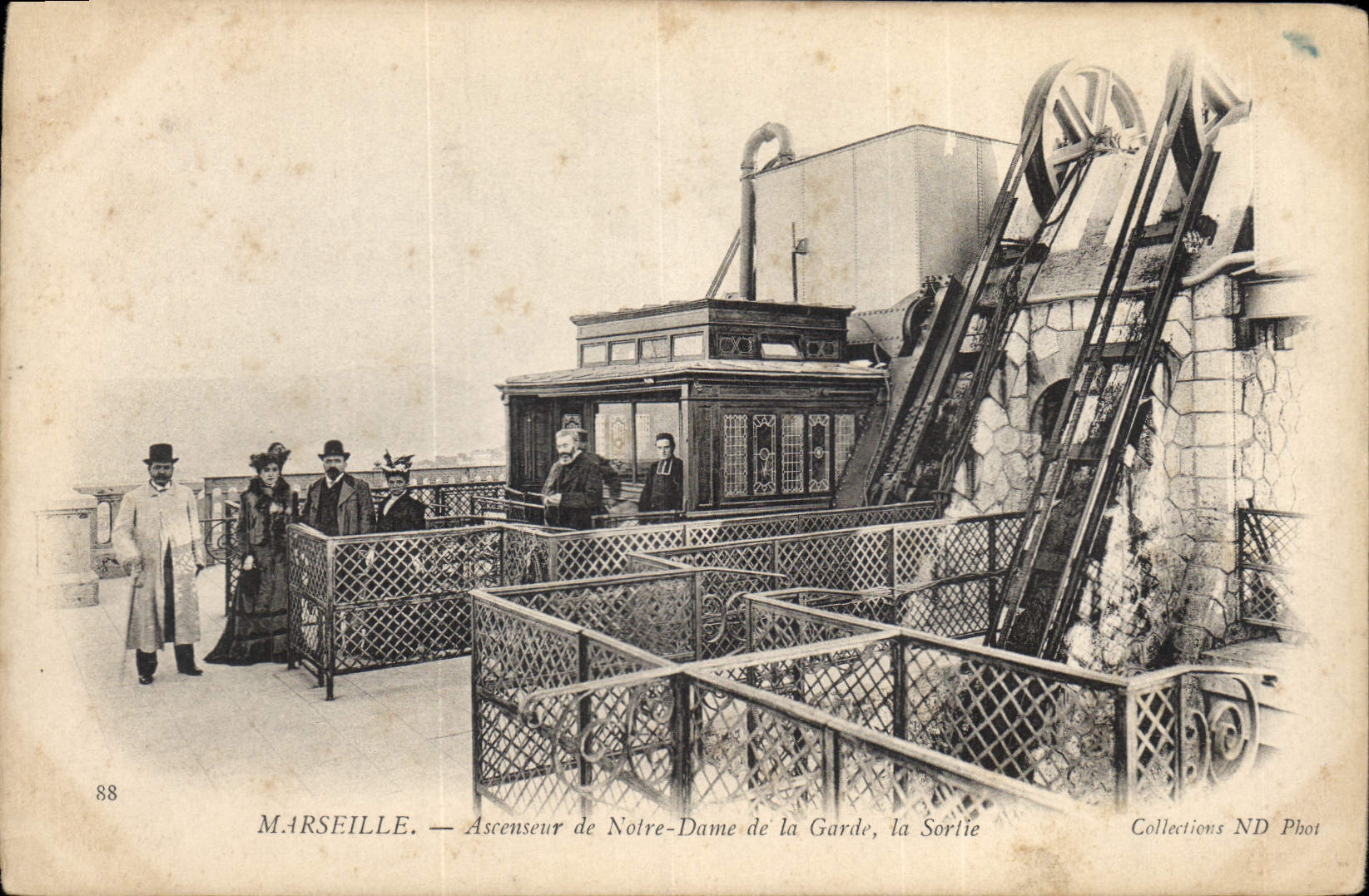 Marseille — Ascenseur de Notre-Dame de la Garde, la Sortie — Collections ND Phot