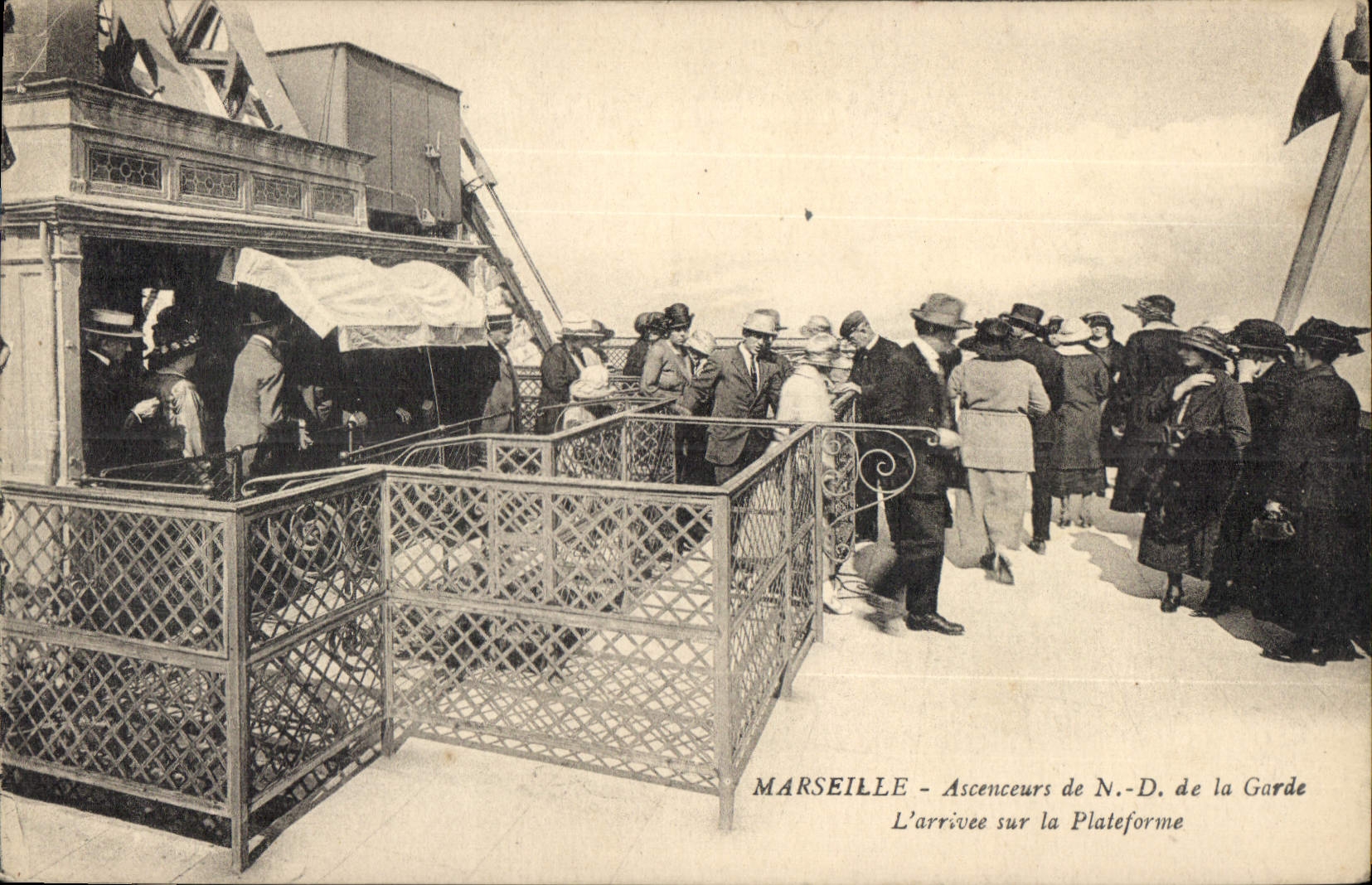 MARSEILLE — Ascenseurs de N.-D. de la Garde — L'arrivée sur la Plateforme