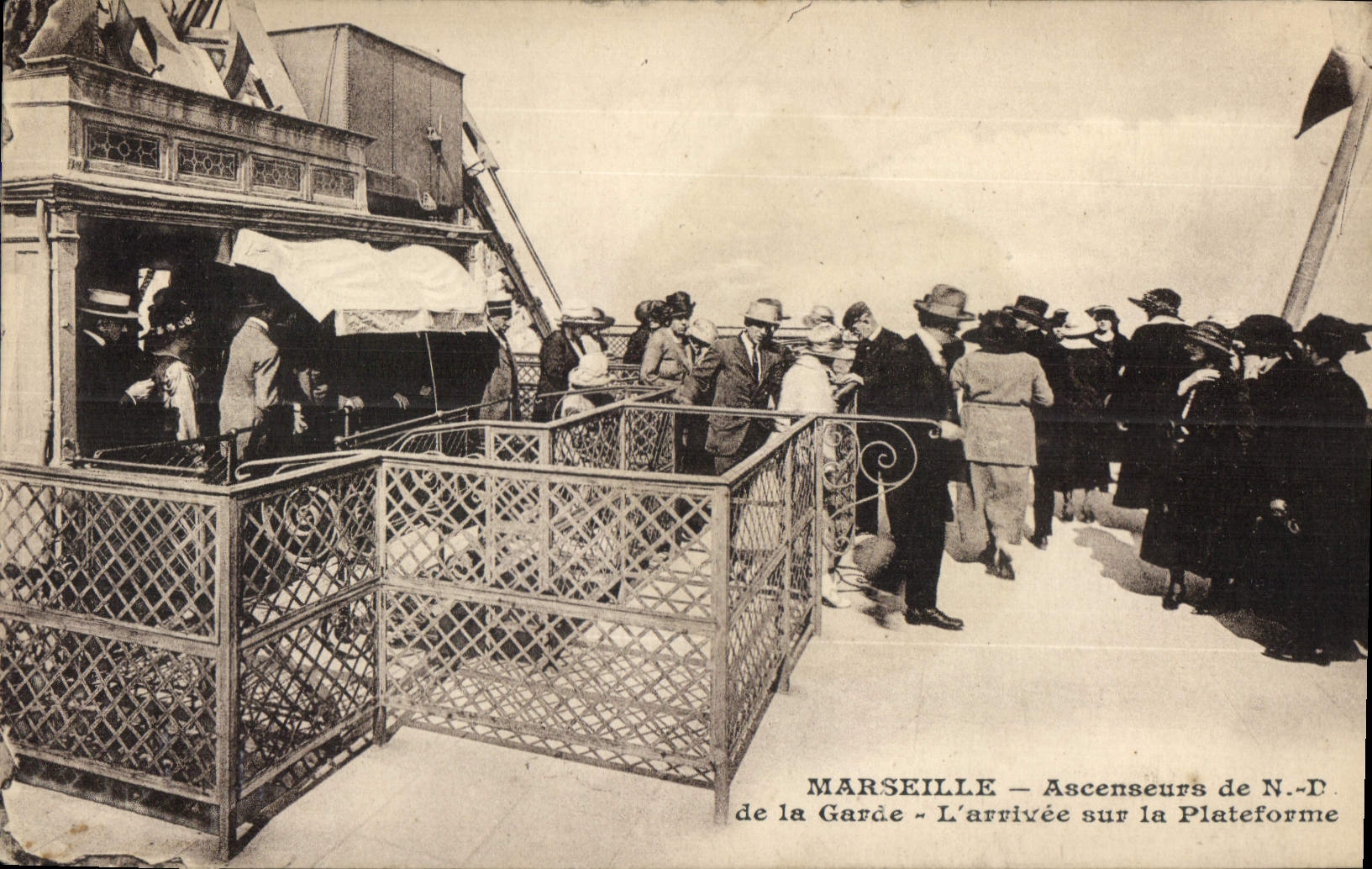 Marseille — Ascenseurs de la Garde — L'arrivée sur la Plateforme