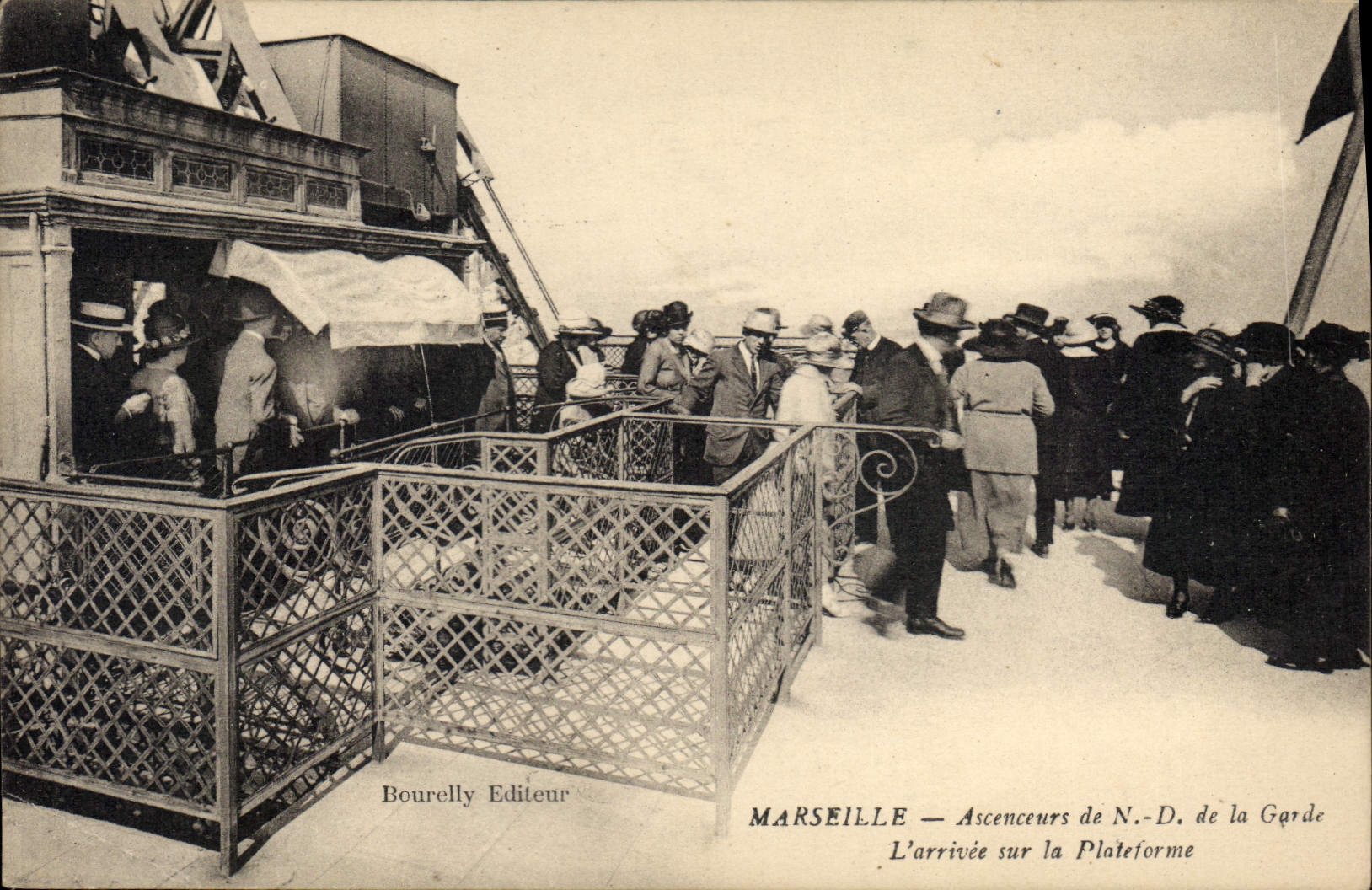 MARSEILLE — Ascenseurs de N.-D. de la Garde — L'arrivée sur la Plateforme — Boureelly Editeur