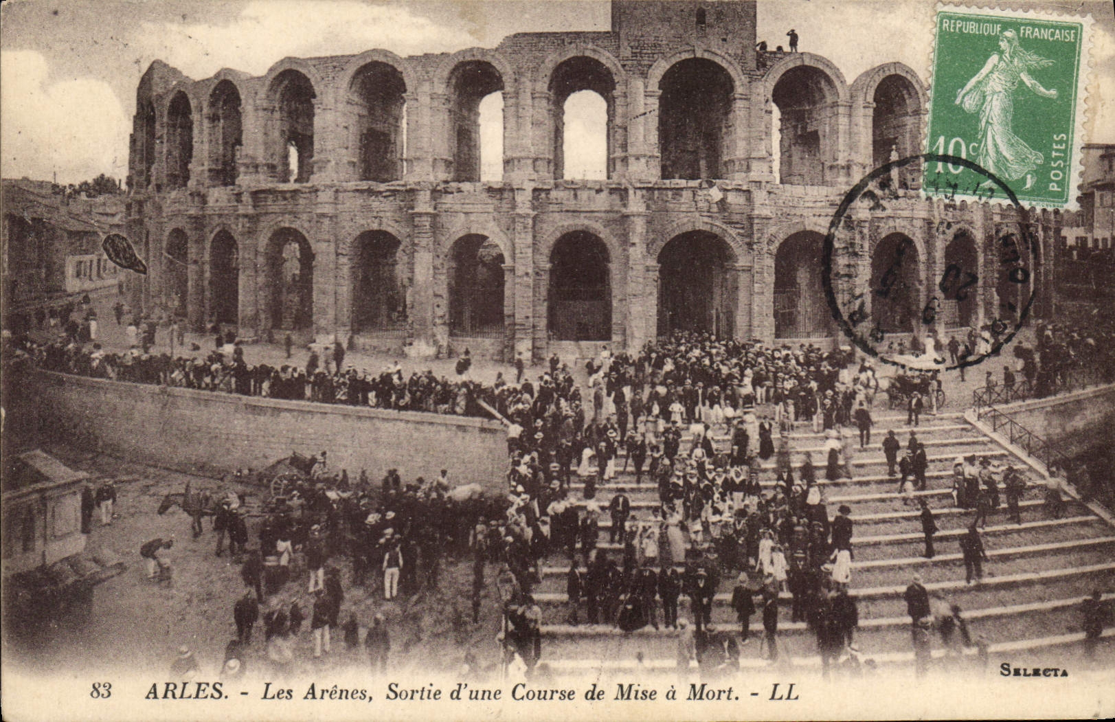 Arles - Les Arènes, Sortie d'une Course de Mise à Mort - LL - Selecta