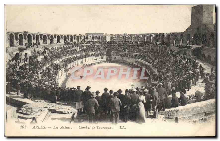 Arles — Les Arènes — Combat de Taureaux — LL. N° 102