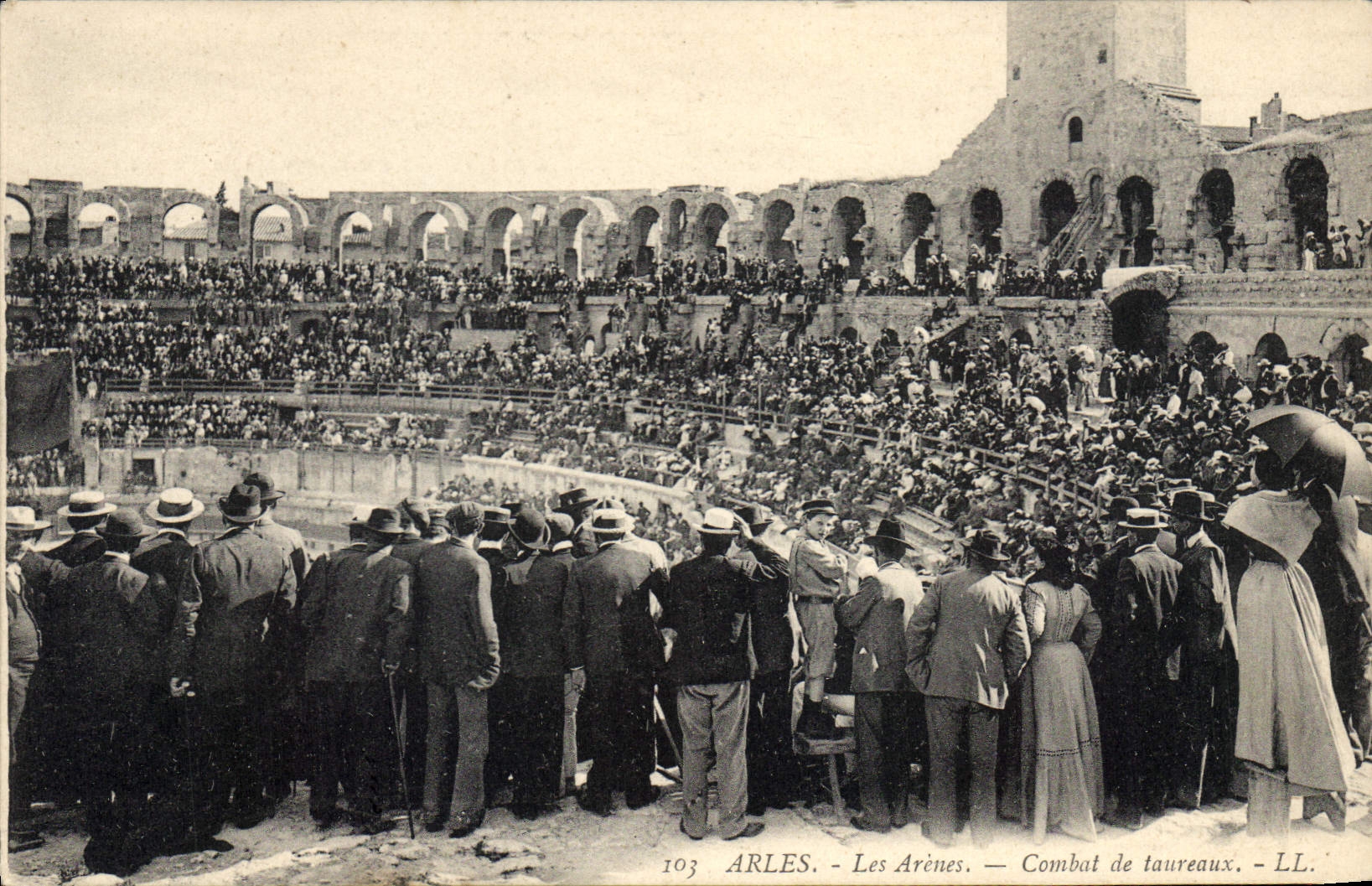 Arles - Les Arènes — Combat de taureaux — LL. — N° 103