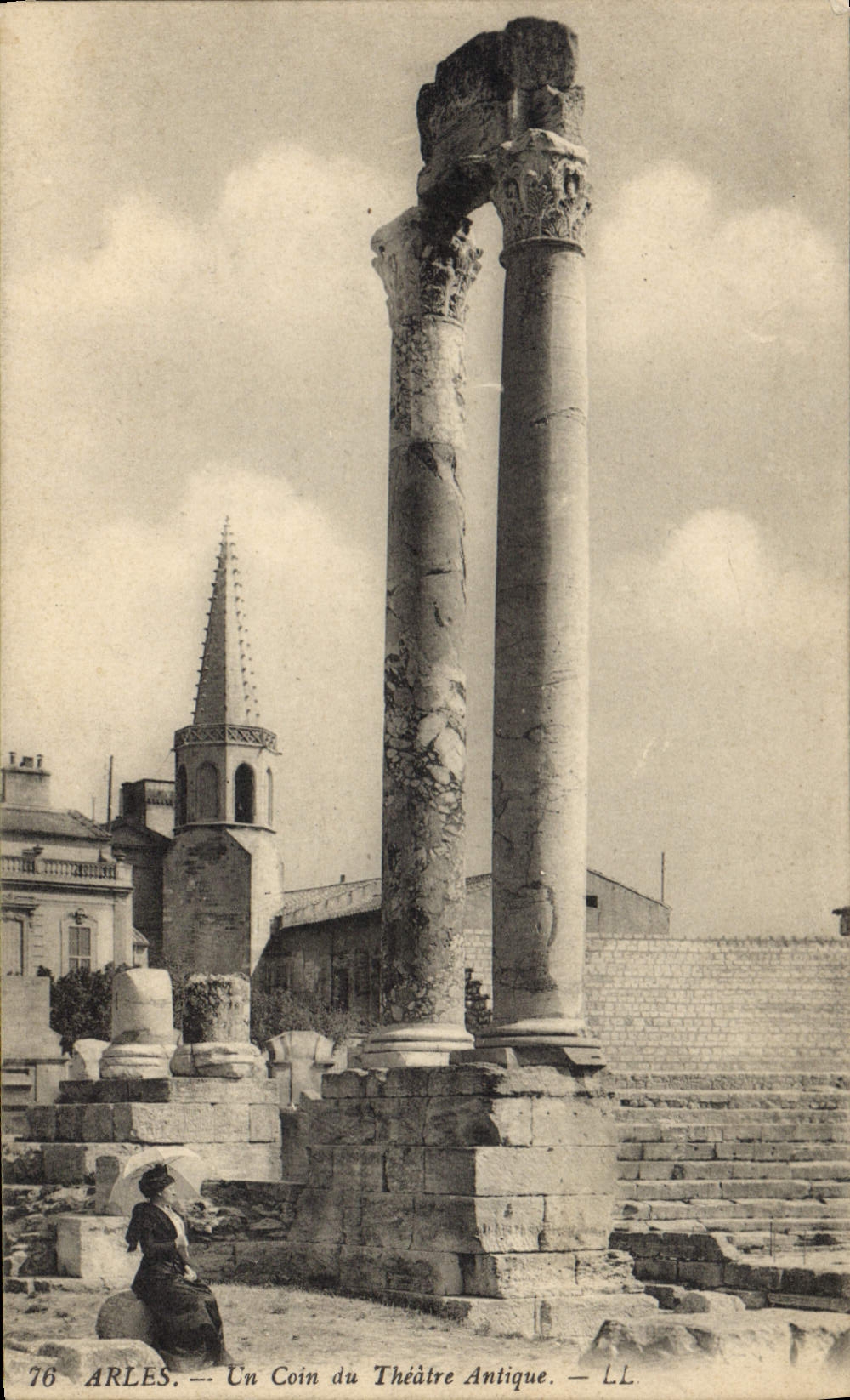 Arles — Un Coin du Théâtre Antique — LL, n° 76