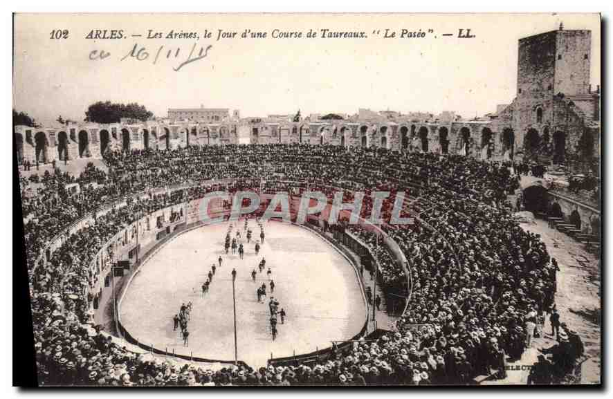 Arles — Les Arènes, le Jour d'une Course de Taureaux. 'Le Paséo' — LL.