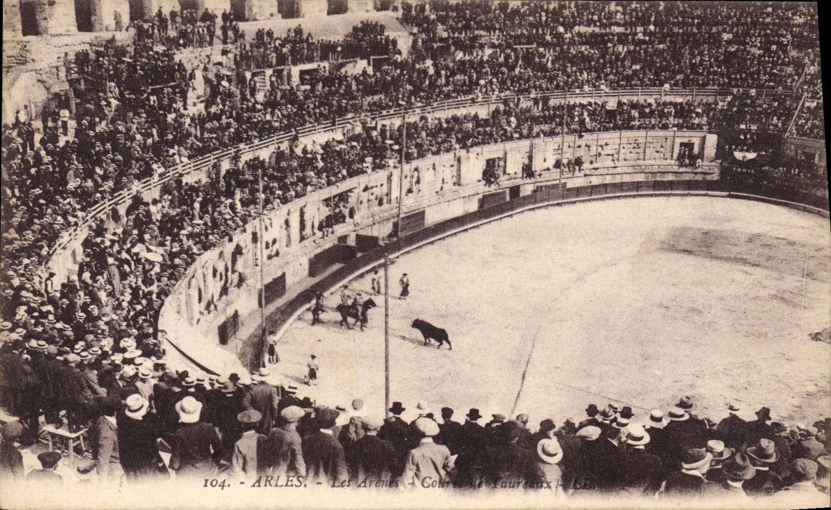 CPA Arles les Arenes combat de taureaux Corrida