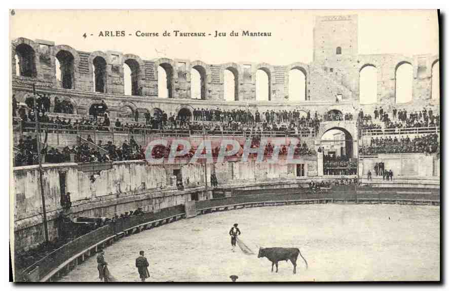 CPA Arles course de taureaux jeu du Manteau 