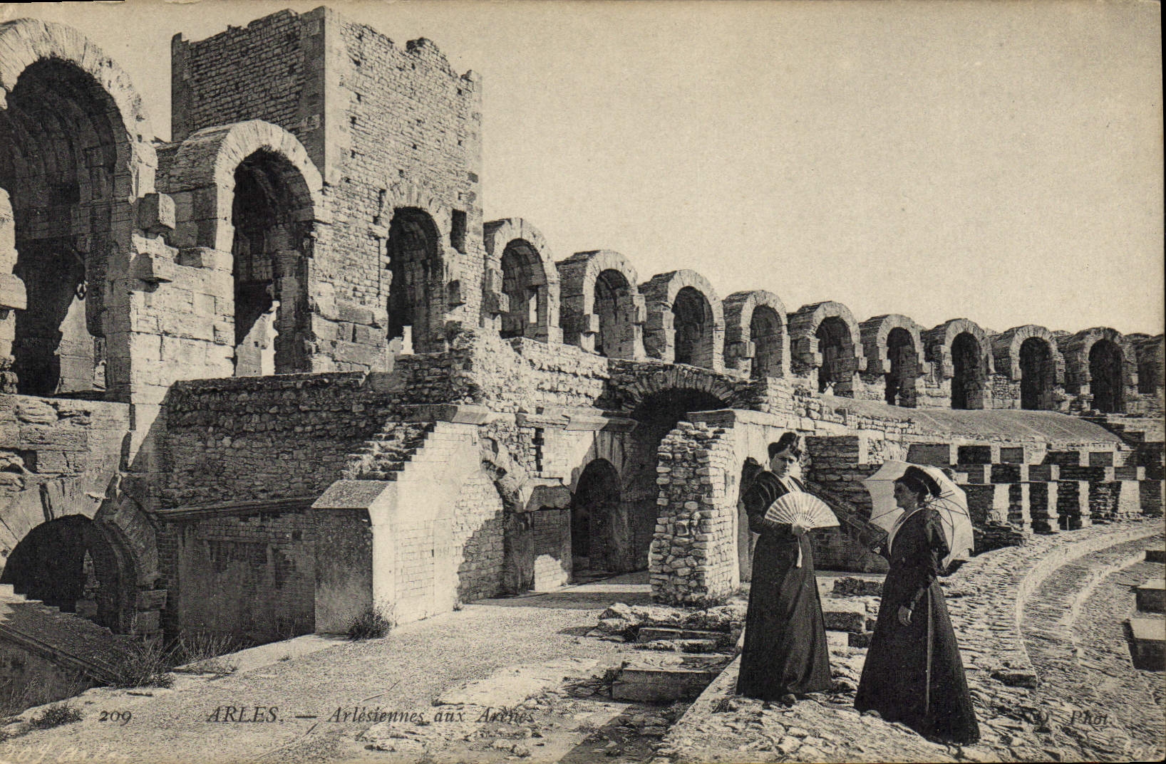 Arles — Arlésiennes aux Arches — Phot. 209