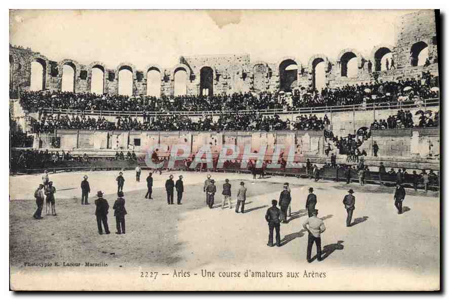 Arles — Une course d'amateurs aux Arènes — Phototypie E. Lacour - Marseille, n° 2227
