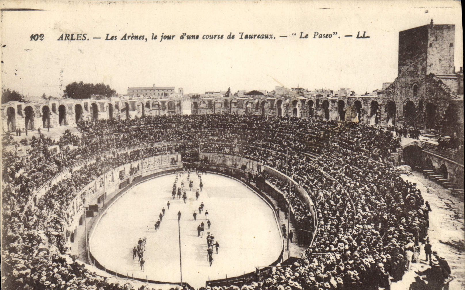 Arles — Les Arènes, le jour d'une course de Taureaux — "Le Paseo" — LL.