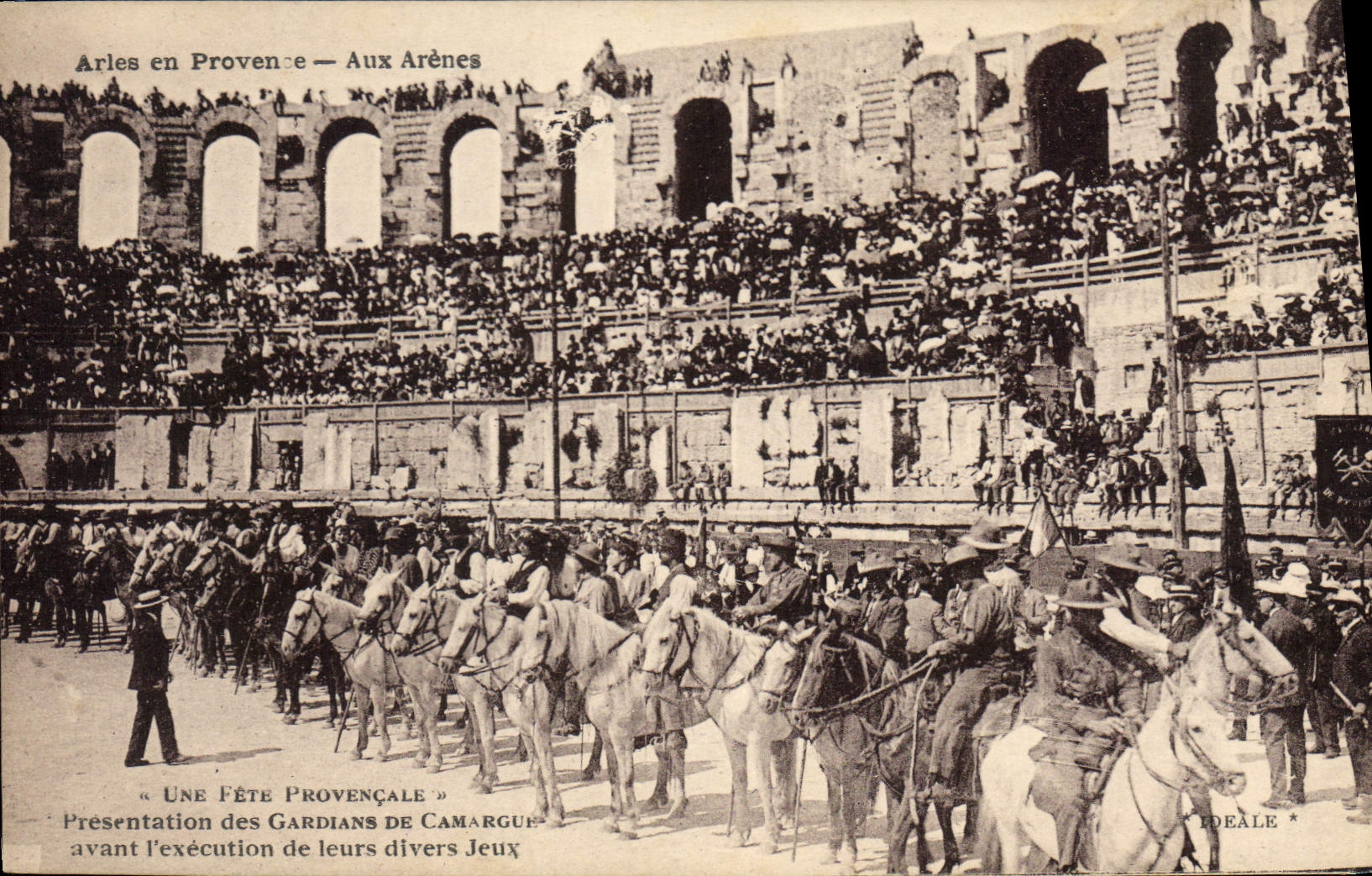 Arles en Provence — Aux Arènes — Présentation des Gardians de Camargue avant l'exécution de leurs divers Jeux — Édition IDEALE