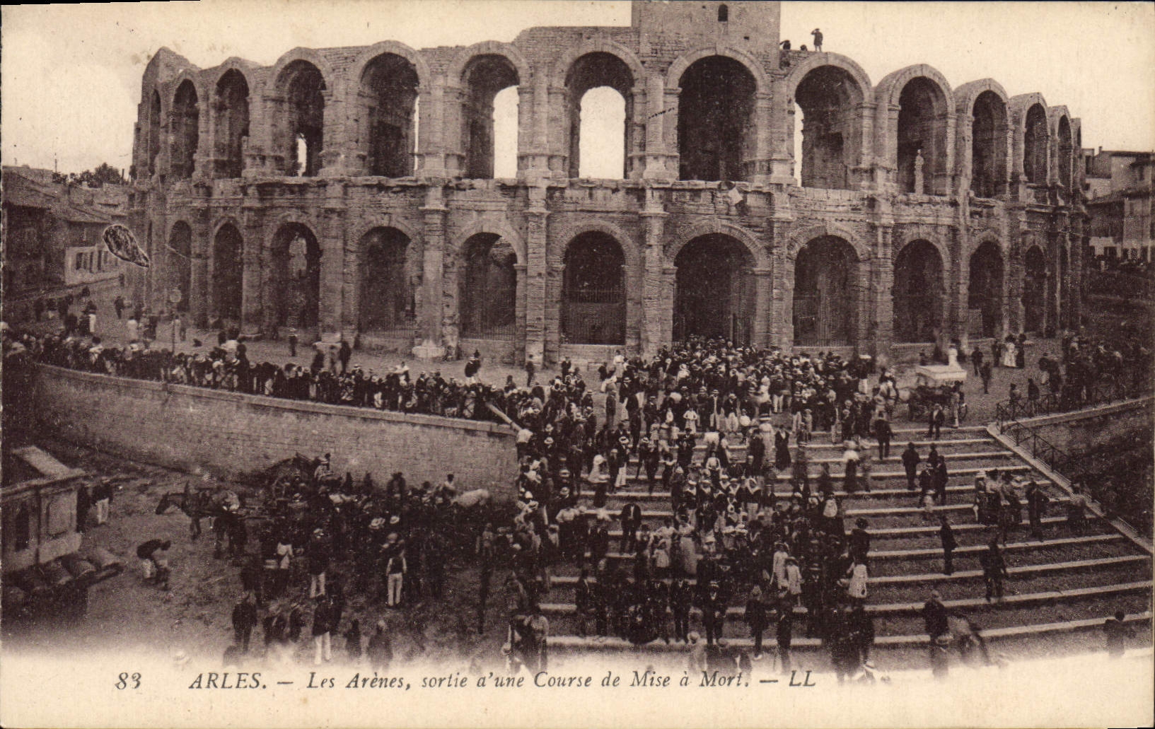 Arles — Les Arènes, sortie d'une Course de Mise à Mort — LL
