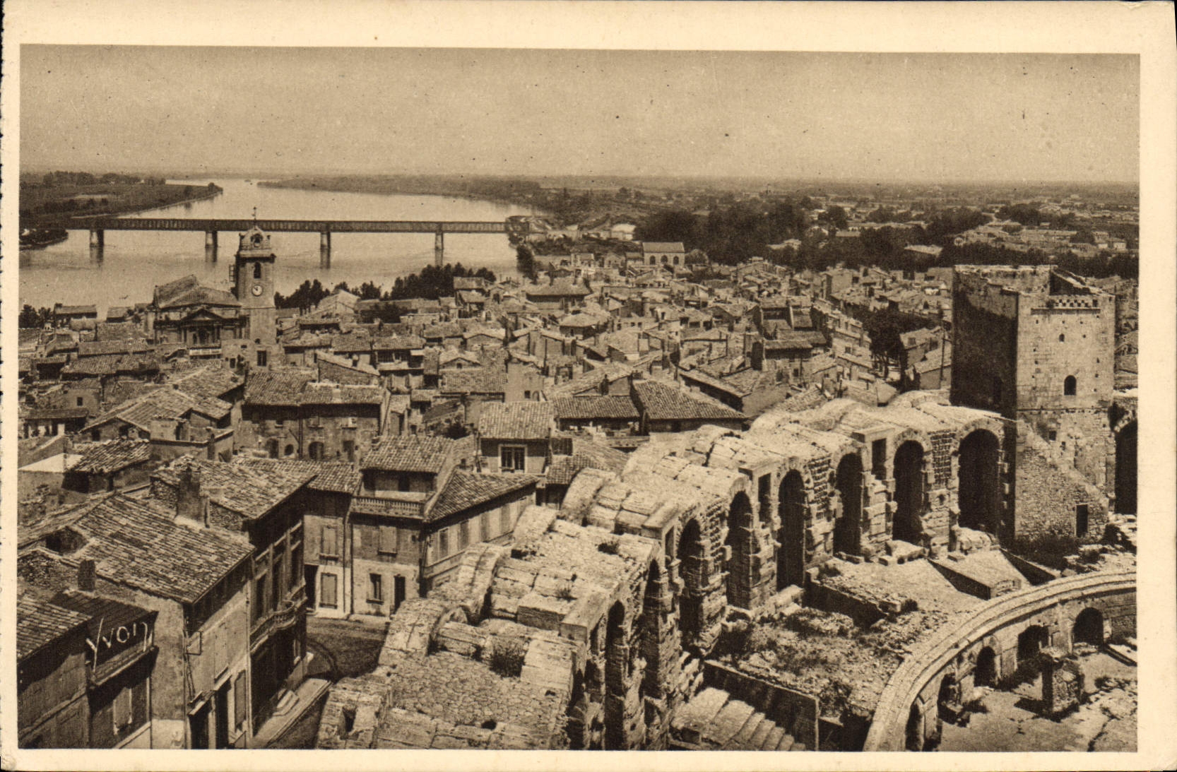 Arles — Vue générale — Les Arènes et le Rhône — Éditions d'Art YVON, Paris