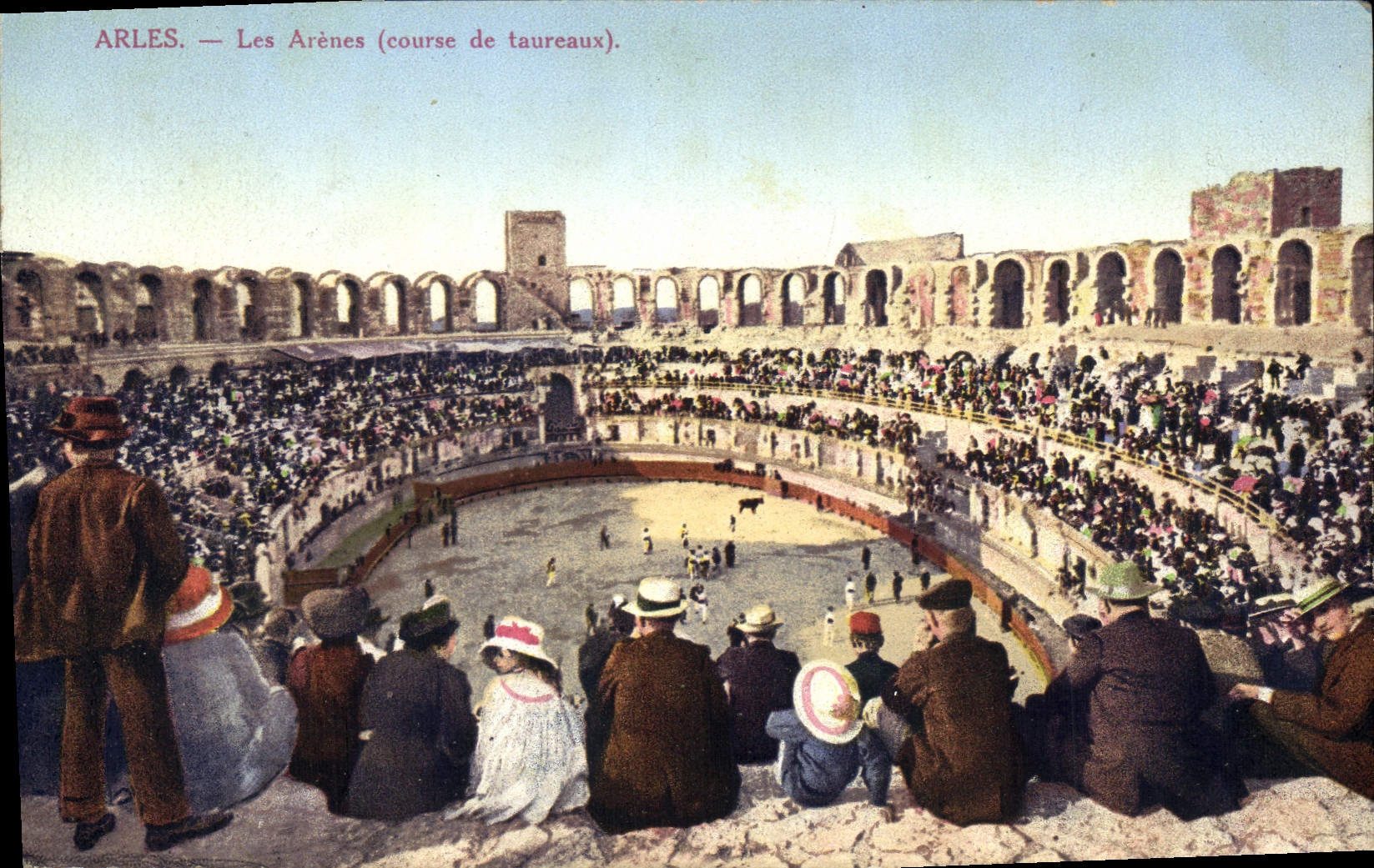 Arles — Les Arènes (course de taureaux).