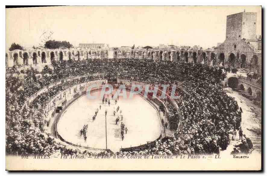 Arles — Les Arènes — Le Jour d'une Course de Taureaux, « Le Paseo » — SELECTA