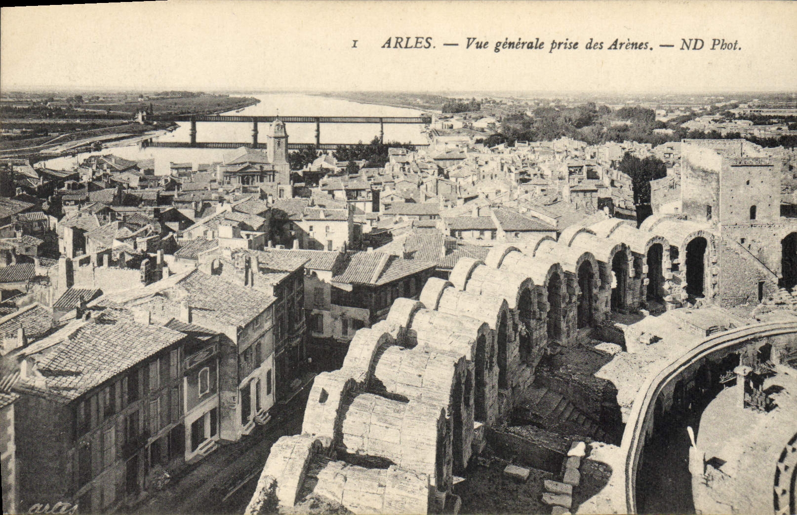 Arles — Vue générale prise des Arènes — ND Phot.
